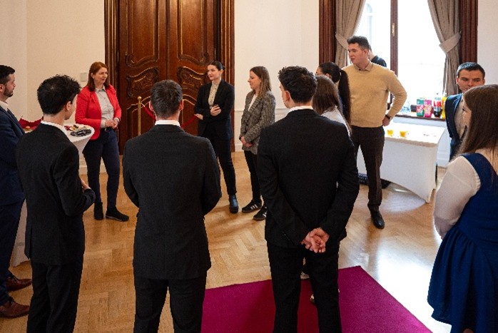 A Közjogi TDK-n előadó hallgatók ösztönzése és megdicsérésé látható a képen.