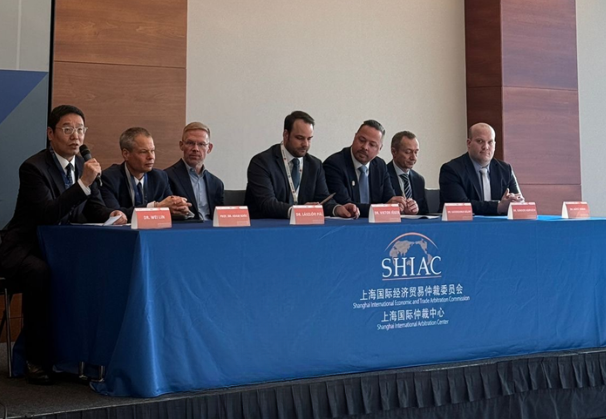 Prof. Dr. Boóc Ádám SHIAC látható a képen amint paneltagként ül kint a Legal Safeguards Along the Danube rendezvényen