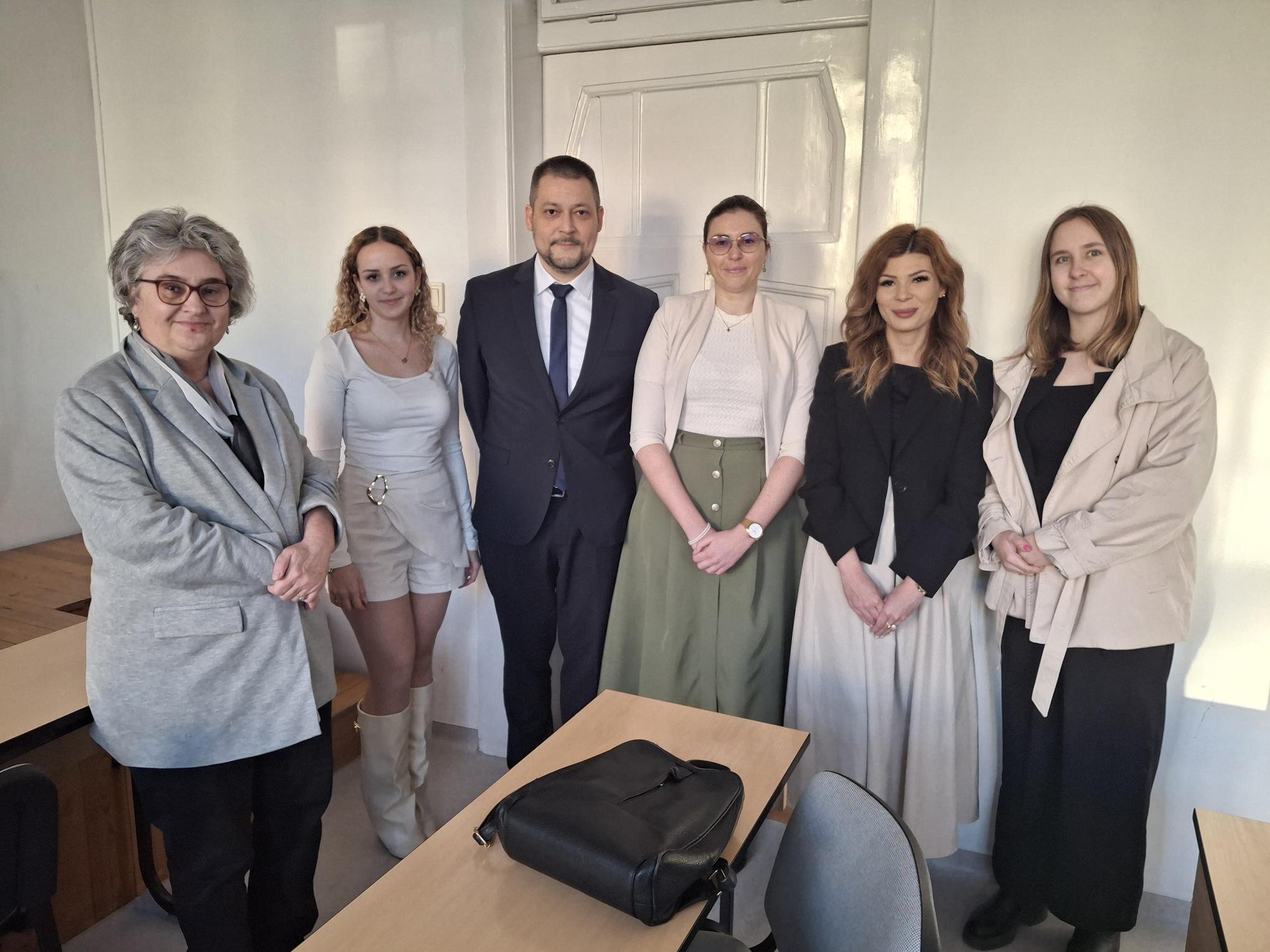 Dr. habil. Ambrus István, Prof. Dr. Domokos Andrea és a hallgatók csoportképe.