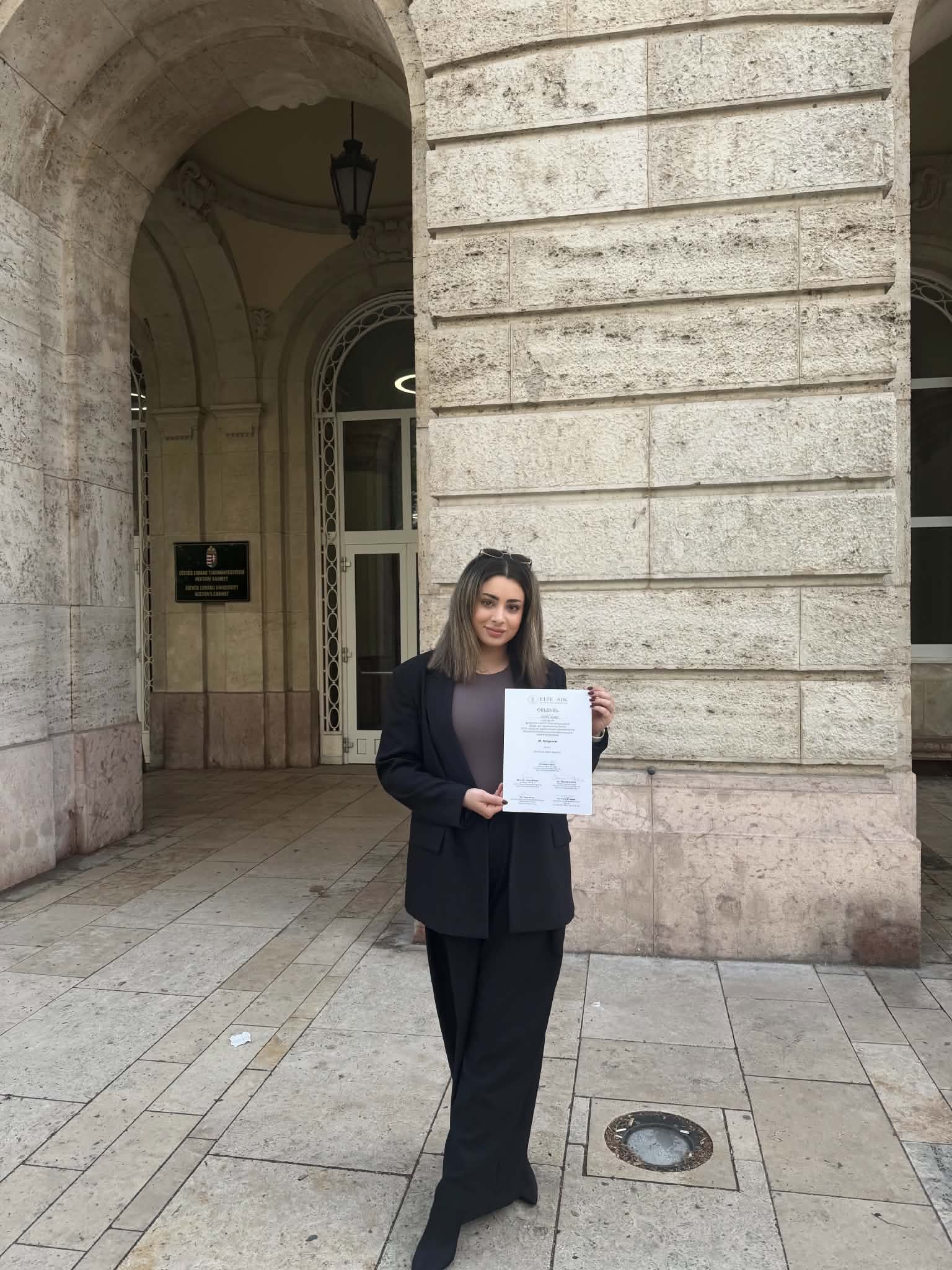 Mutlak Jázmin az oklevéllel kint