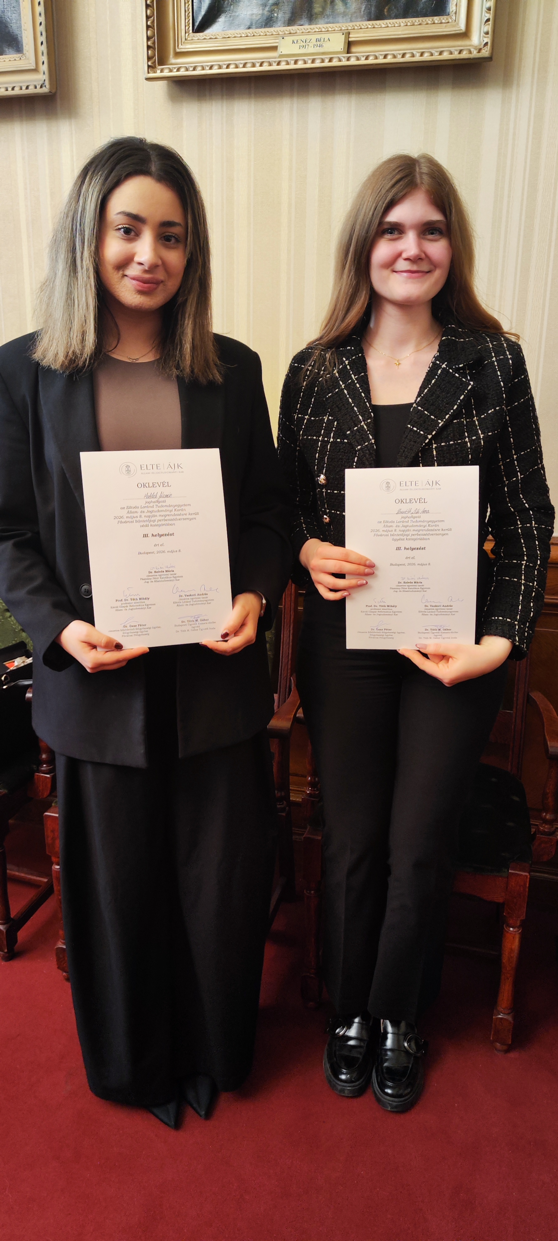 Mutlak Jázmin és Horváth Lili Anna az okleveleikkel