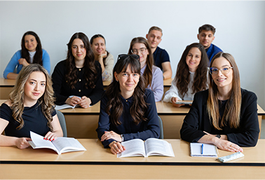 Új, Károli Tanulmányi Plusz Ösztöndíj alapításáról döntött a szenátus és fenntartó - Károlis hallgatók - fotó